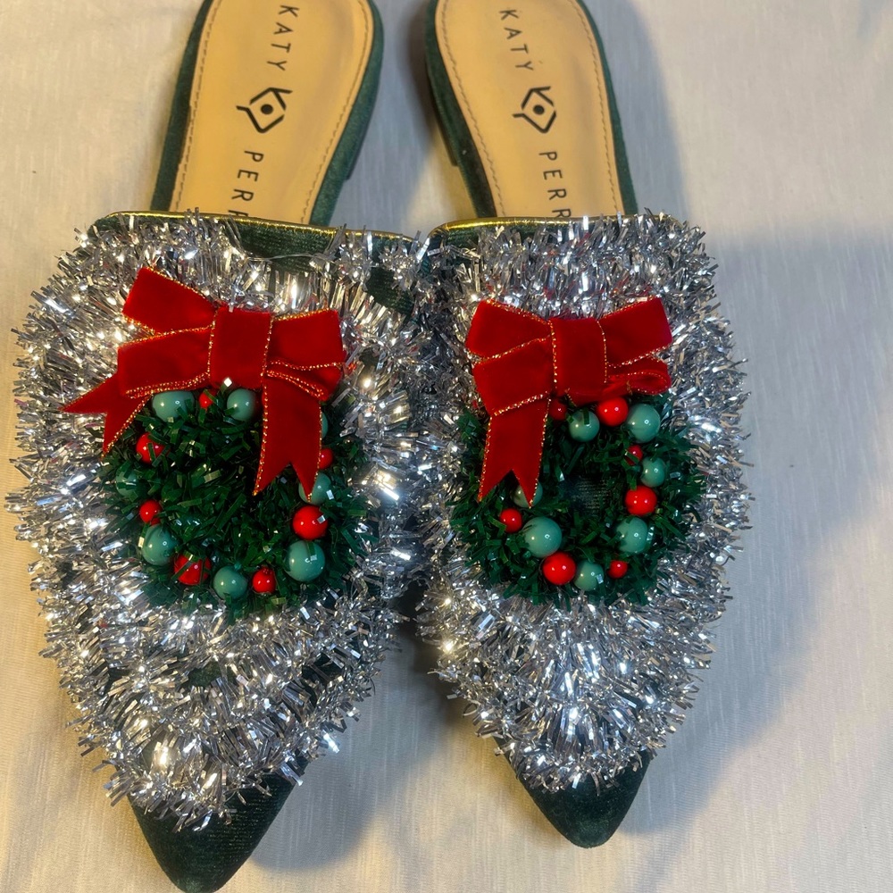 Preowned Katy Perry Women’s Everly Mule Christmas flats 8.5.Sparkly wreath flats